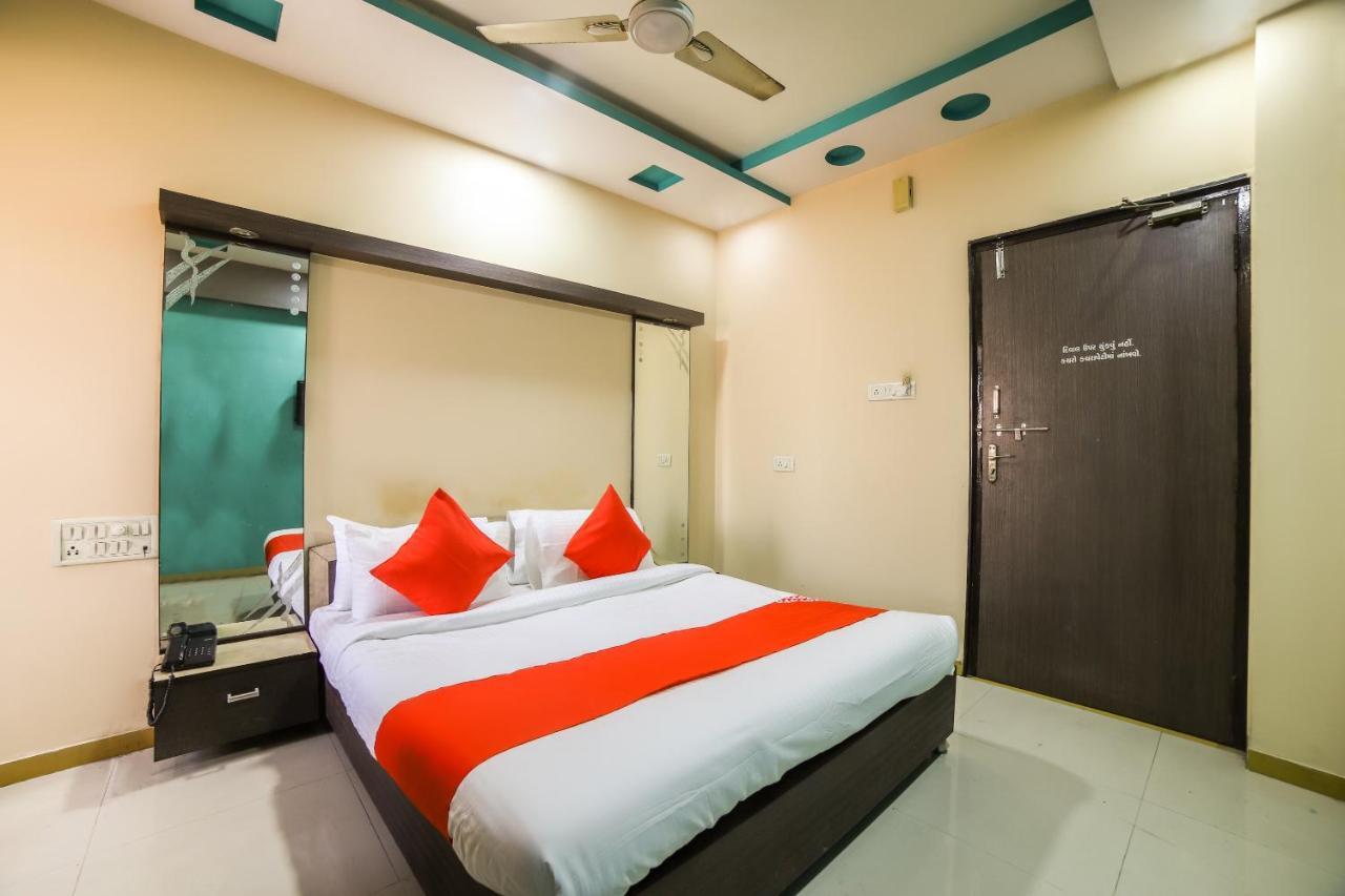 Oyo 69877 Hotel Sarthi Residency Ahmedabad Esterno foto