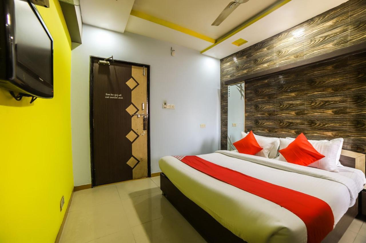 Oyo 69877 Hotel Sarthi Residency Ahmedabad Esterno foto