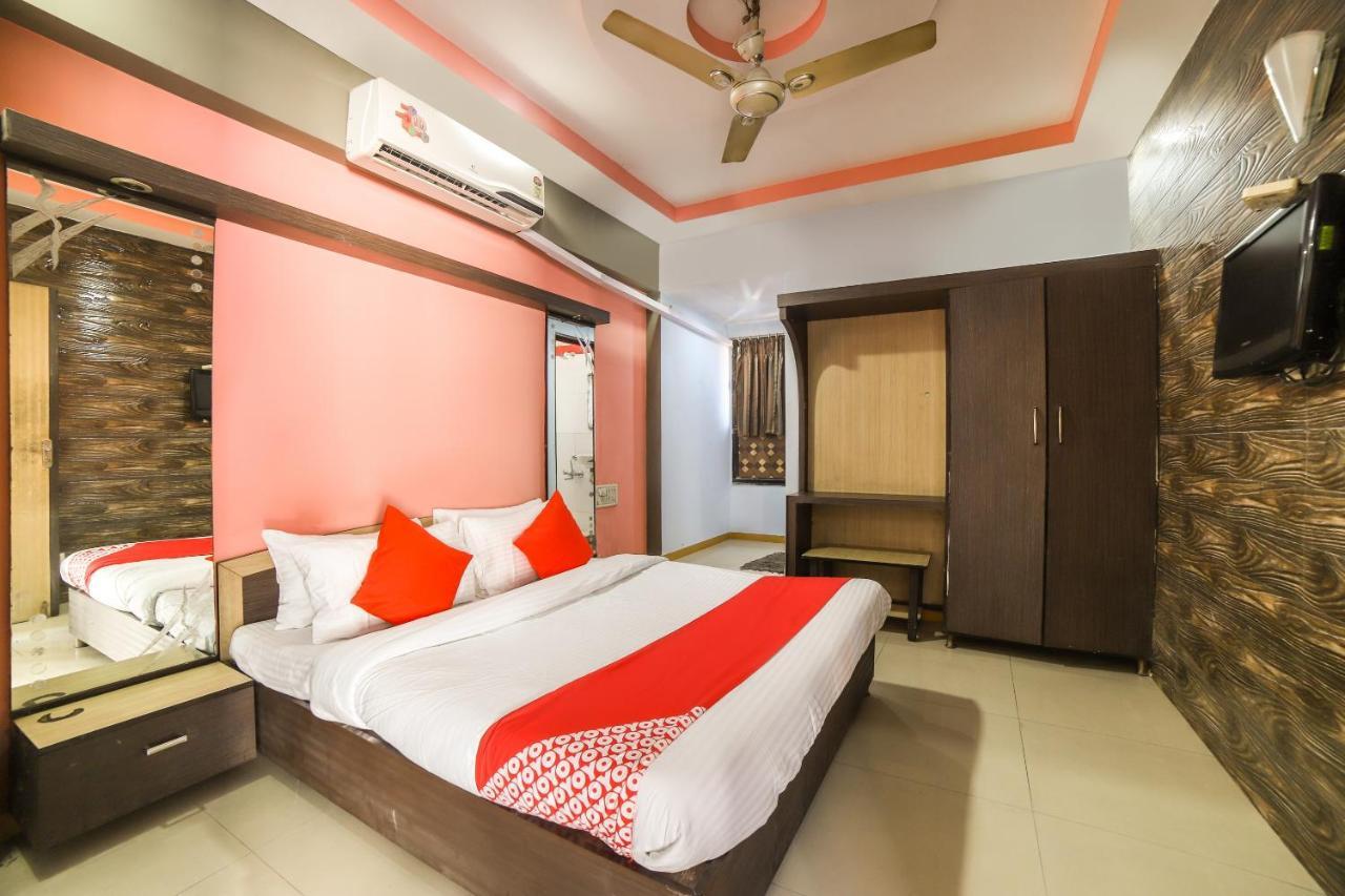 Oyo 69877 Hotel Sarthi Residency Ahmedabad Esterno foto