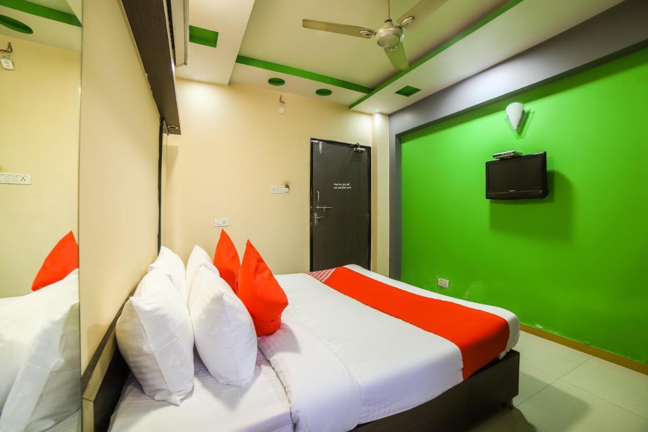 Oyo 69877 Hotel Sarthi Residency Ahmedabad Esterno foto
