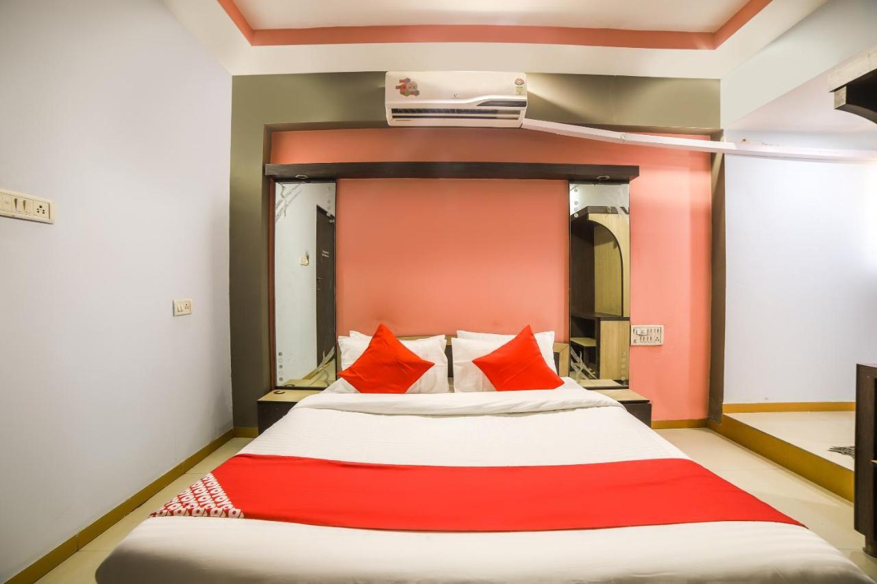 Oyo 69877 Hotel Sarthi Residency Ahmedabad Esterno foto
