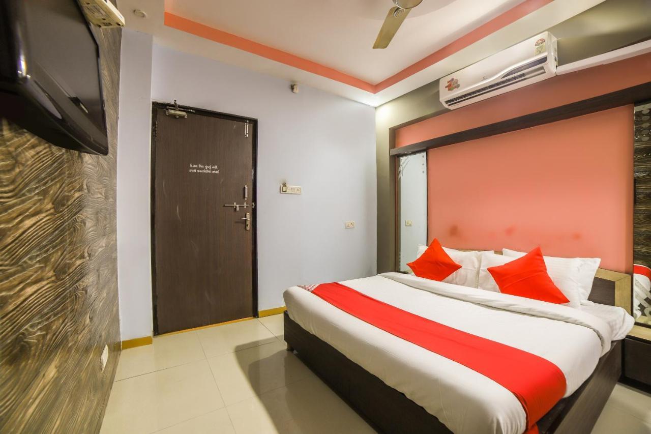 Oyo 69877 Hotel Sarthi Residency Ahmedabad Esterno foto